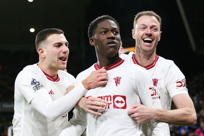 Kobbie Mainoo var vel fagnað eftir að hann skoraði glæsilegt sigurmark Manchester United í gærkvöld.