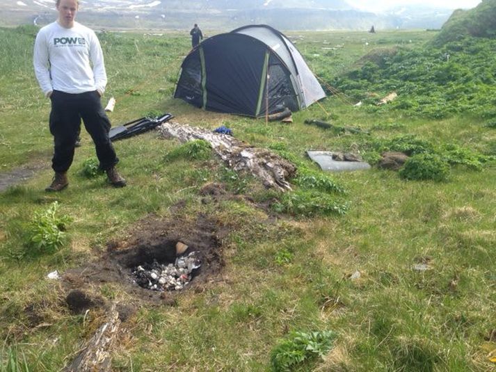 Rúnar Karlsson er ferðaþjónustuaðili á svæðinu sem kom að mönnunum og birti myndir af aðkomunni á Facebook. Á myndinni er starfsmaður fyrirtækis hans Borea Adventures en fyrirtækið furðar sig á athæfi mannanna.