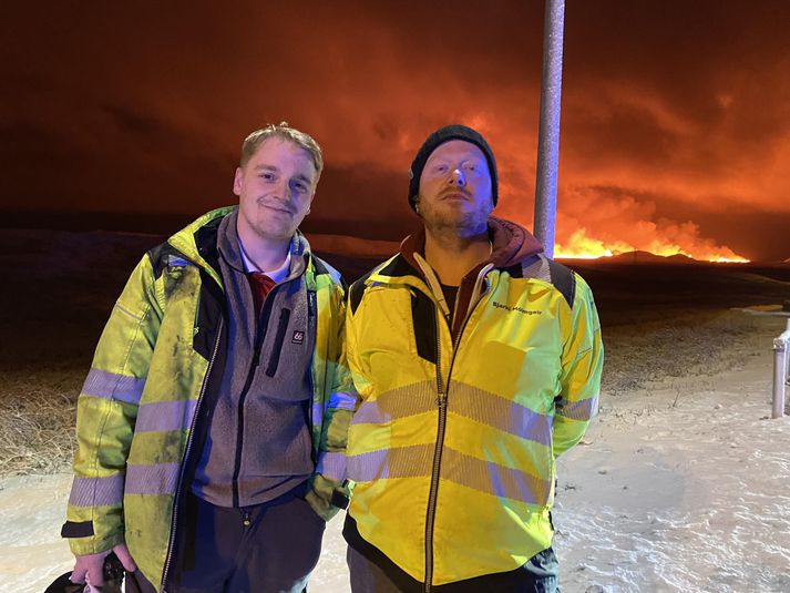 Félagarnir voru við vinnu í varnargörðunum þegar eldgosið hófst.