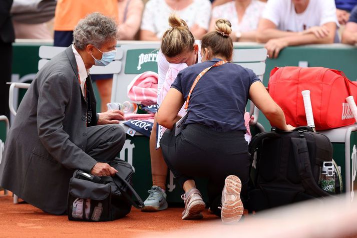 Halep hlýtur læknisaðstoð vegna öndunarörðugleika af völdum kvíðakastsins.