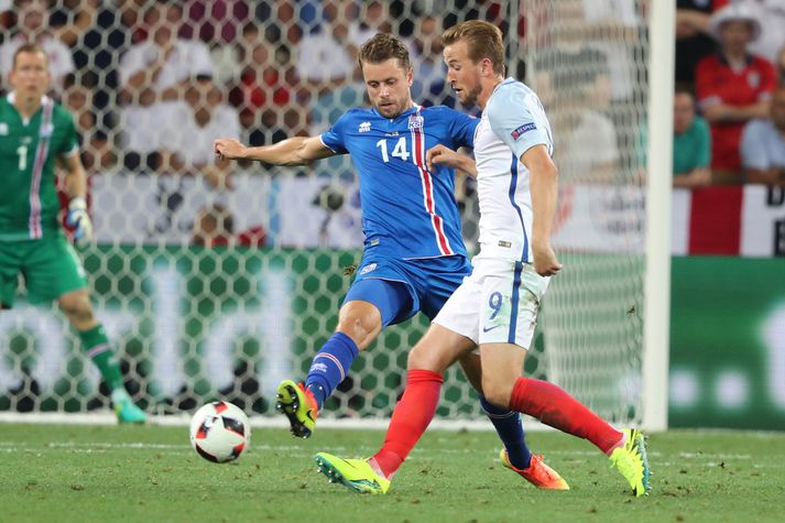 Harry Kane í baráttu við Kára Árnason í leik Englands og Íslands á EM 2016.