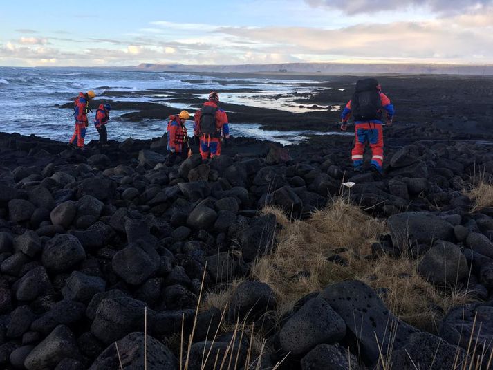 Hátt í hundrað björgunarsveitarfólk að störfum í Selvogi.