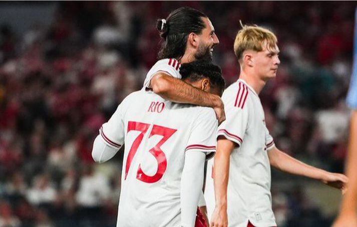 Dominik Szoboszlai fagnar Rio Ngumoah eftir að hann hafði komið Liverpool í 1-0 en það reyndist vera eina mark leiksins.