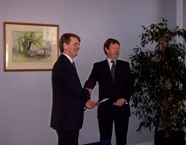 Jónas Fr. Jónsson forstjóri FME tekur í hendina á John Aspden forstjóra Fjármálaeftirlitsins á Mön.