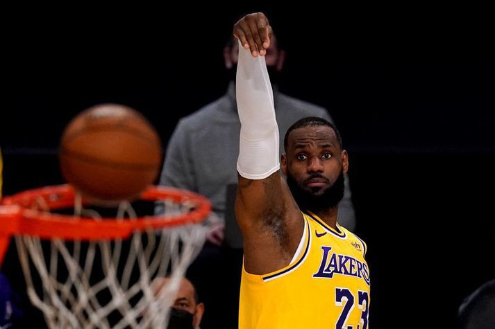 LeBron James var mjög öflugur í sigri Los Angeles Lakers í nótt.