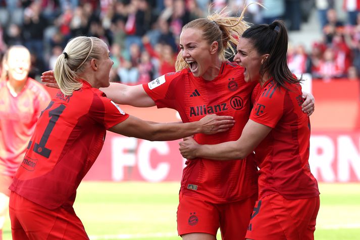 Glódís Perla Viggósdóttir fagnar marki sínu fyrir Bayern München í dag ásamt liðsfélögum sínum Pernille Harder og Jovanu Damnjanovic.