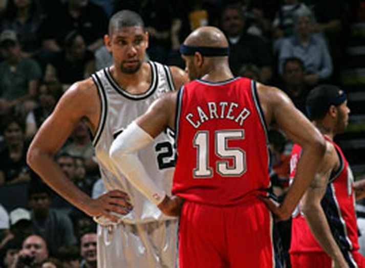 Tim Duncan og Vince Carter ræðast við í leiknum í nótt.