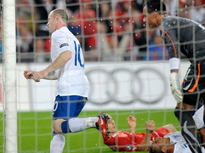 Wayne Rooney sést hér búinn að skora markið sitt í gær.