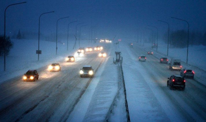 Leiðindaveður er á landinu sunnan- og vestanverðu sem nær hámarki rétt fyrir miðnætti