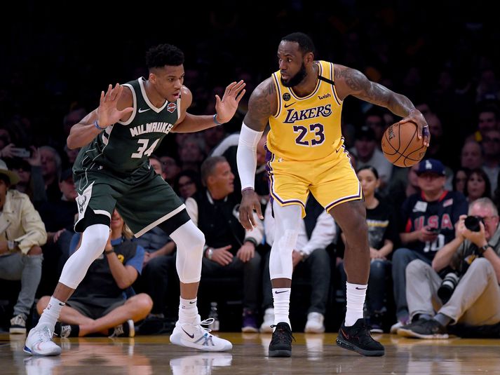 Giannis í baráttunni við LeBron á síðasta ári. Sá síðarnefndi var kominn í úrslitaeinvígi NBA áður en Giannis var farinn að leika sér með körfubolta.