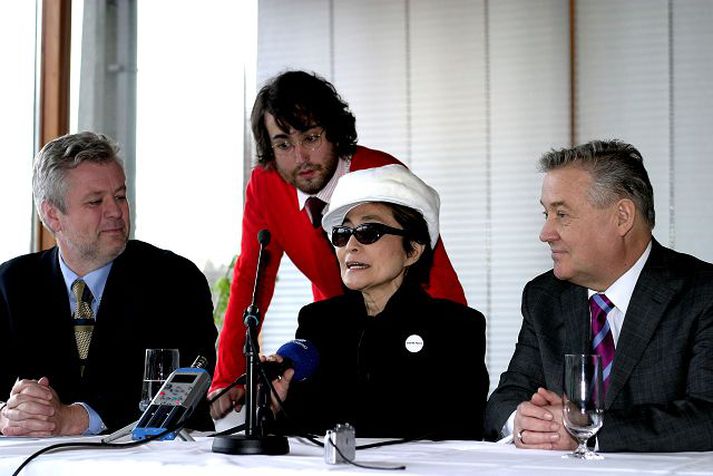 Friðarsúluáformin kynnt 2006 Yoko, Sean, Stefán og Alfreð kynna Viðeyjarverkefni.FréttablaÐið/pjetur