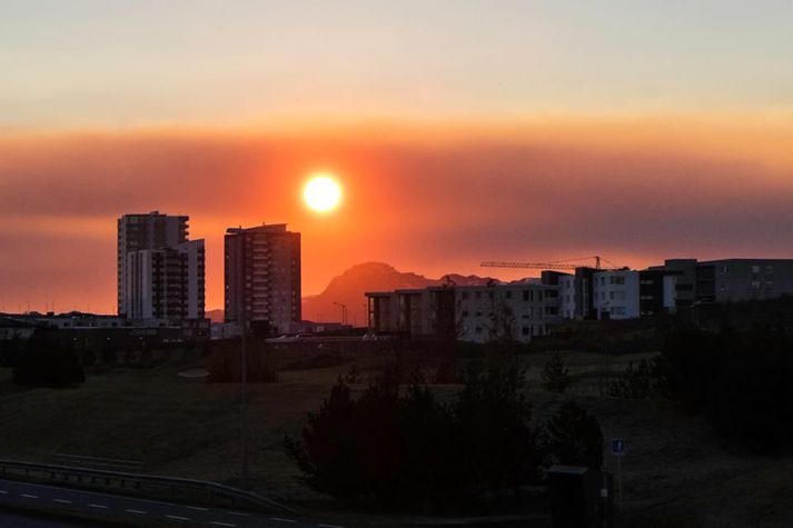 Sólin hefur verið rauð á höfuðborgarsvæðinu undanfarna tvo morgna vegna gosmengunar.