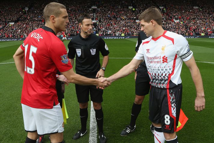 Nemanja Vidic og Steven Gerrard heilsast fyrir leik í ensku deildinni í vetur.