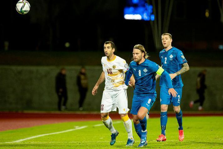 Henrikh Mkhitaryan í baráttu við Birki Bjarnason í leiknum í kvöld.