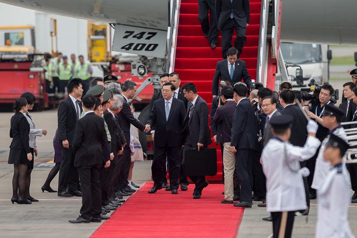 Zhang Dejijang við komuna til Hong Kong.