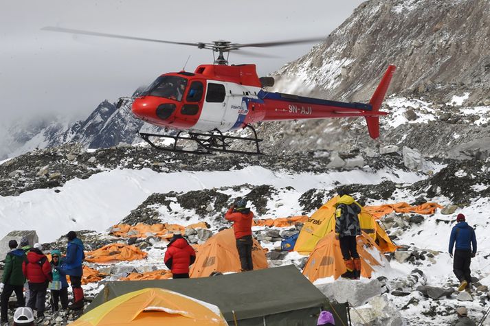 Skjálftinn orsakaði snjóflóð í hlíðum Everest.