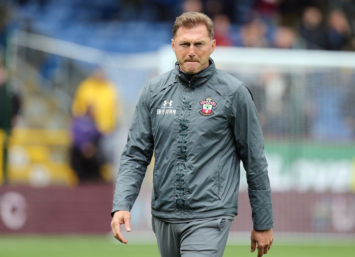 Ralp Hassenhüttl segir að leikmenn Southampton hafi þurft að hafa fataskipti úti í bíl til að koma í veg fyrir kórónuveirusmit.