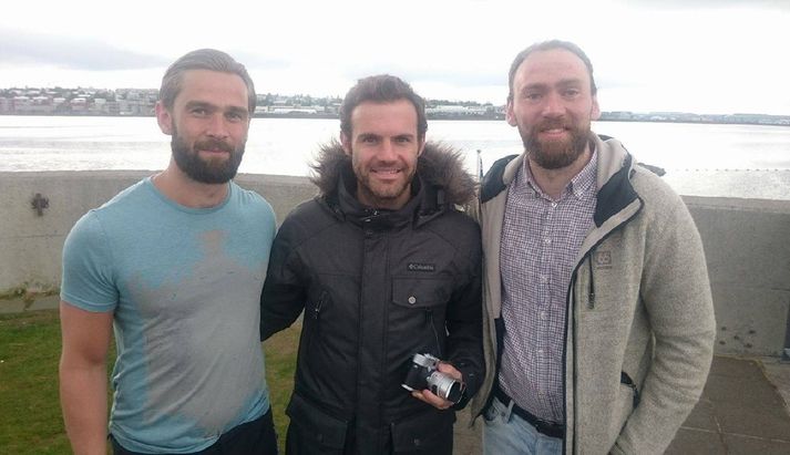 Juan Mata var að taka myndir í Nauthólsvík þegar Bjarni Ævar Árnason og Guðmundur Geir Jónsson rákust á hann.