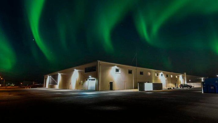 Íslenskt veðurfar veitir gagnaverum, eins og hjá Verne á Ásbrú, verulegt forskot vegna þess hversu lítil orka þarf að fara í kælingu tölvubúnaðar.