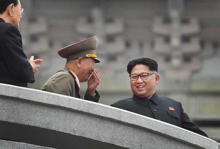 Herforinginn hvíslar einhverju að Kim Jong-un, einræðisherra Norður-Kóreu.