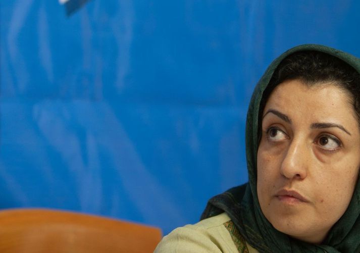 Hin íranska Narges Mohammadi afplánar nú dóm í fangelsi vegna baráttu sinnar gegn kúgun kvenna í Íran.  