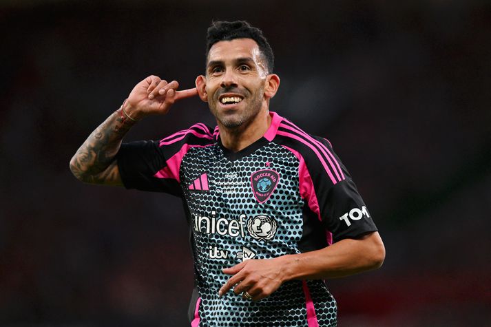 Carlos Tevez fagnar einu marka sinna í Soccer Aid 2025 leiknum á Old Trafford. 
