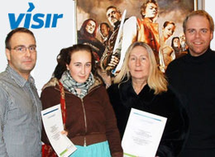 Engilbert Hafsteinsson, markaðsstjóri D3, ásamt vinningshafanum Birgittu Sigursteinsdóttur, móður hennar og Guðmundi Breiðfjörð markaðsstjóra kvikmyndadeildar Senu.