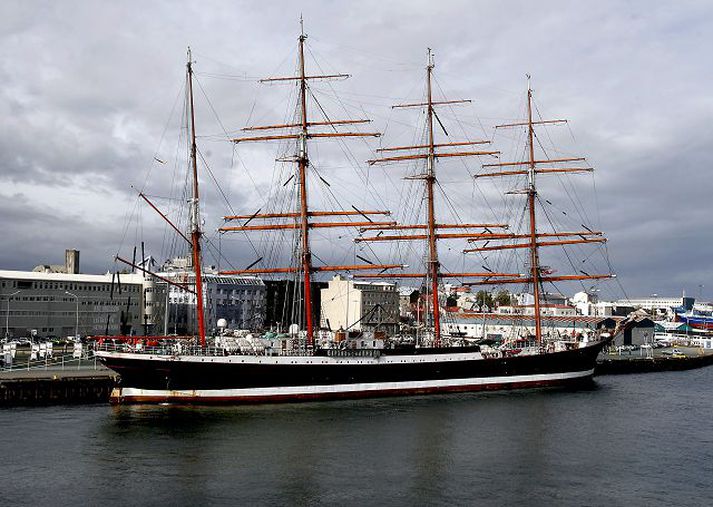 Seglskipið er 89 ára gamalt, 120 metra langt og tæpir 60 metrar á hæð. fréttablaðið/gva