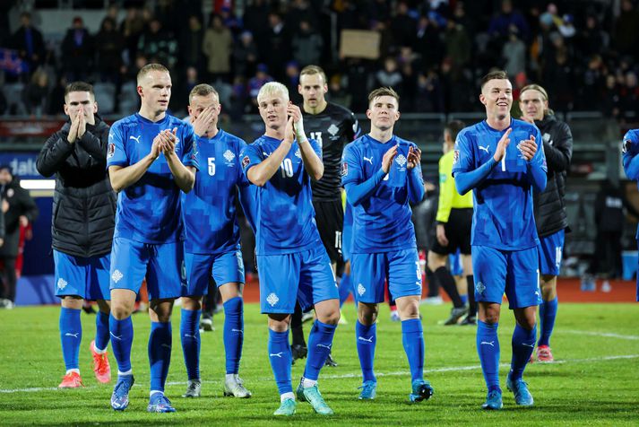 Íslensku leikmennirnir þakka áhorfendum fyrir stuðninginn eftir sigurinn á Liechtenstein, 4-0.