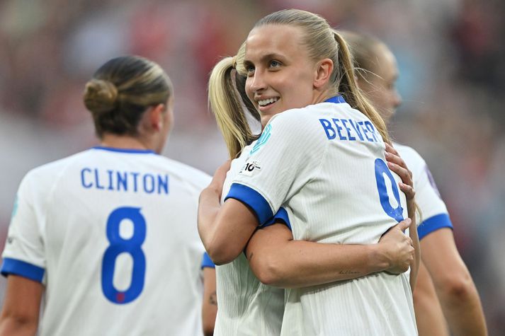 Agnes Beever-Jones fagnar einu þriggja marka sinna á Wembley í kvöld.