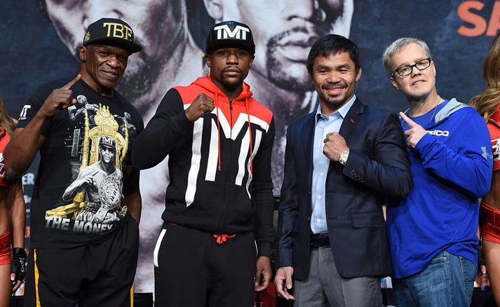 Boxararnir ásamt þjálfurum sínum. Roach þjálfar Manny og faðir Mayweather þjálfar soninn.