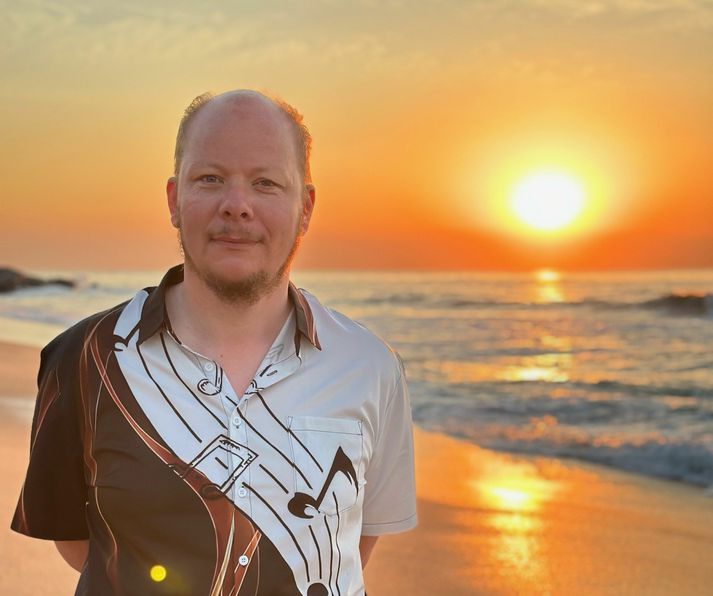 Bragi Þór er rísandi stjarna í heimi tónlistarinnar. Hann komst með tónsmíð sína í ítalskri tónlistarkeppni og verða lögin sem þangað komust flutt í New York eftir viku.