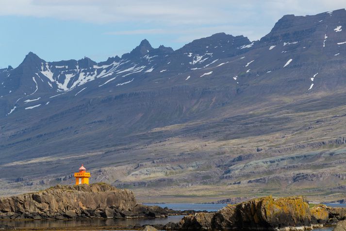 Á sunnudag og mánudag er útlit fyrir hægan vind á mestöllu landinu og léttskýjað nokkuð víða.