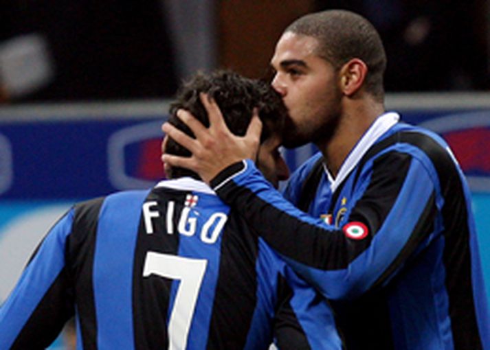Adriano hafði ekki skorað í átta mánuði þar til hann loksins braut ísinn gegn Atalanta á laugardag. Hér kyssir hann Luis Figo í fagnaðarlátunum á laugardag.