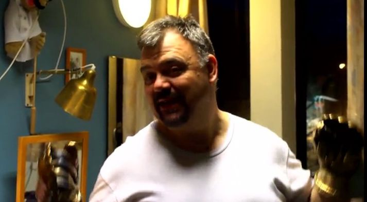 Örn Árnason á stórleik í sýningunni og í myndbandinu einnig.