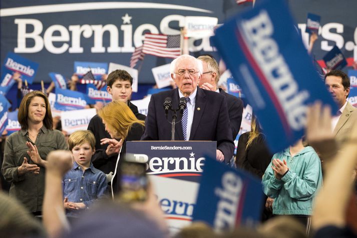 Sanders ávarpar stuðningsmenn sína í New Hampshire í nótt.