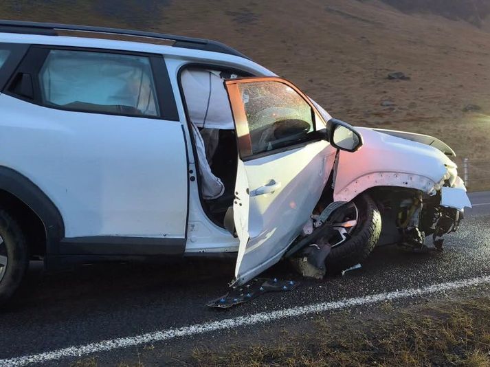 Bíll sem ekið var á grjót sem féll úr Holtshnúpi í desember. Erlend ferðakona lést þegar bíll hennar varð fyrir grjóti úr fjallinu í mars.