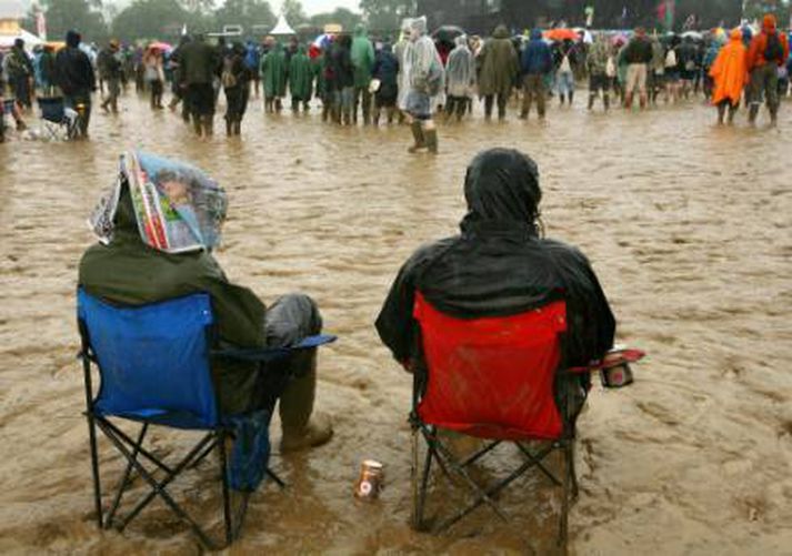 Það hefur rignt duglega á Glastonbury þetta árið.