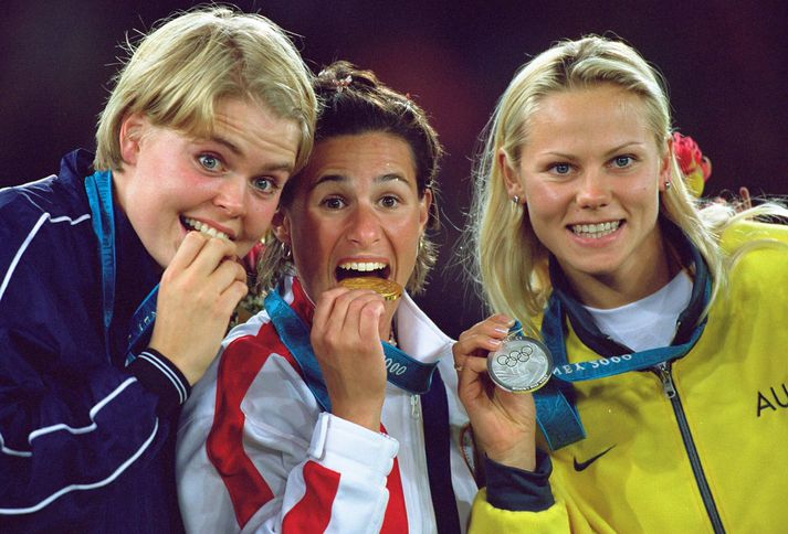 Vala Flosadóttir, Stacy Dragila og Tatiana Grigorieva á verðlaunapallinum eftir keppni í stangarstökki á Ólympíuleikunum í Sydney fyrir aldarfjórðungi.