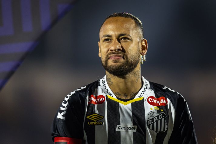 Neymar fékk á endanum afsökunarbeiðni frá stuðningsmanninum en allir urðu þarna mjög æstir.