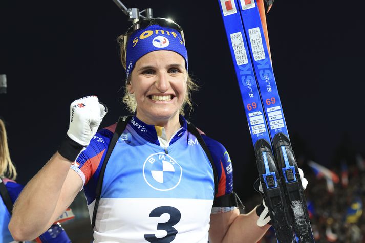 Julia Simon fagnar hér sigri á heimsbikarmóti.