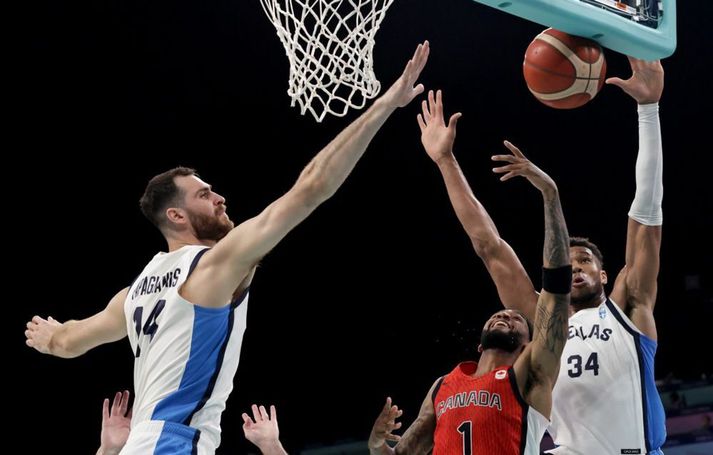 Nickeil Alexander-Walker fær óblíðar móttökur undir körfunni frá Georgios Papagiannis og Giannis Antetokounmpo