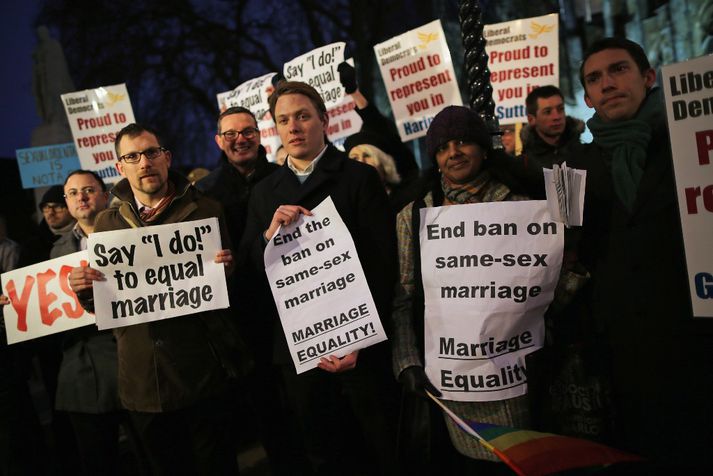Stuðningsmenn frumvarpsins söfnuðust saman við þinghúsið í London í kvöld.