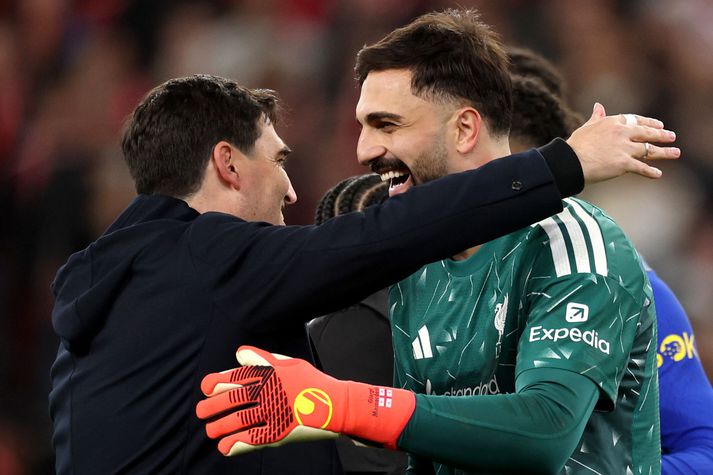 Andoni Iraola fagnar hér markverðinum Giorgi Mamardashvili í leikslok en Georgíumaðurinn hélt Liverpool á lífi í vítakeppninni með því að verja víti.