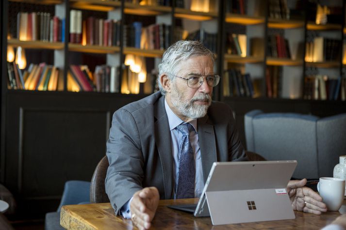 Holdren hefur einnig áhyggjur af afnámi Trump á reglum og viðmiðum um viðbúnað við náttúruhamförum eins og flóðum, skógareldum og stormum.