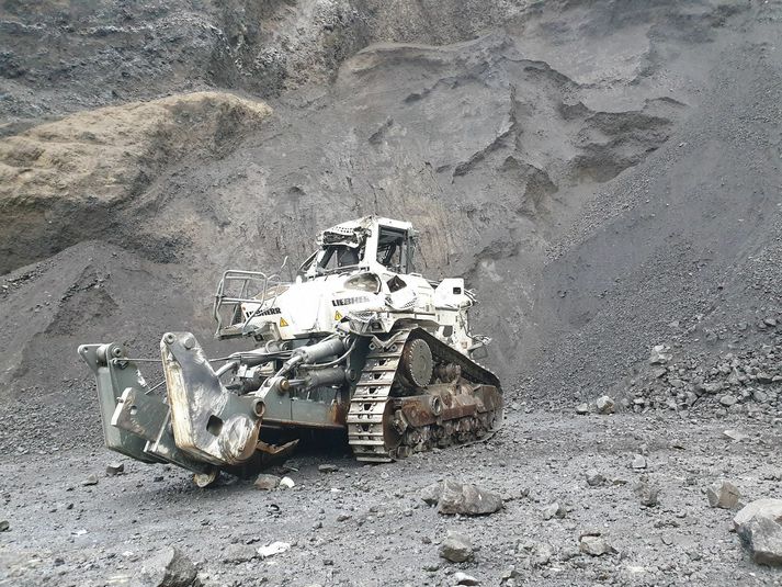 Ýtan var af tegundinni Liebherr PR776 Litronic, vóg um 73 tonn og var í eigu GT verktaka sem eru með vinnslu í námunni. Jarðýtan hafði verið keypt árið áður á 160 milljónir króna, með kaupleigusamningi við Lykil fjármögnun.