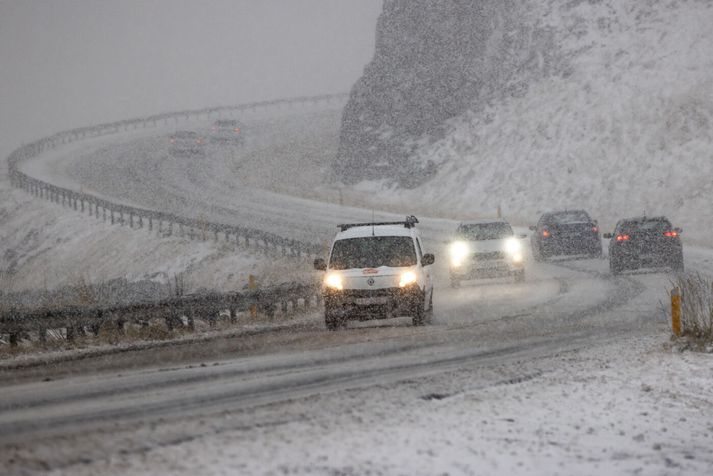 Vetrarfærð verður líklega á fjallvegum í hríðarveðri sem gengur yfir landið.