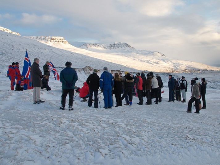 Jens G. Helgason flytur ávarp og les úr gömlum frásögnum af atburðunum. Ljósmynd: Pétur Sörensson.