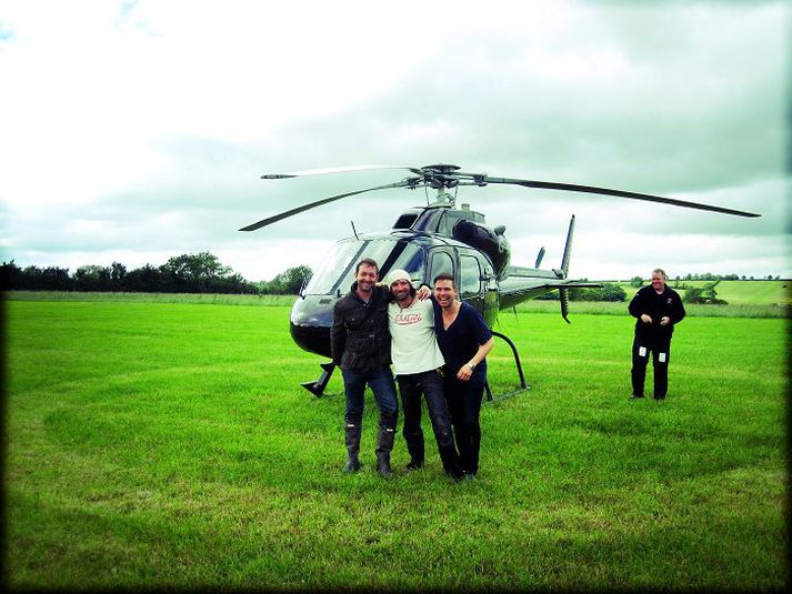 Nick Knowles, Mick Hutson og Hörður Ellert Ólafsson við þyrluna sem flaug með félagana yfir Glastonbury.