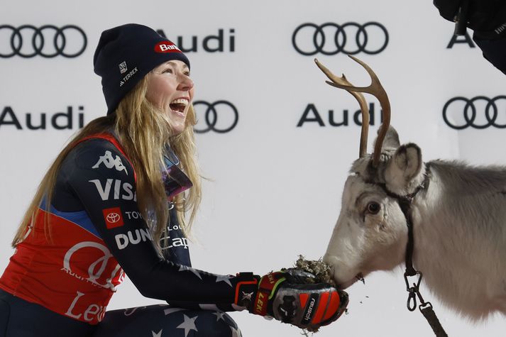 Mikaela Shiffrin fagnar með nýjasta hreindýrinu sínu.